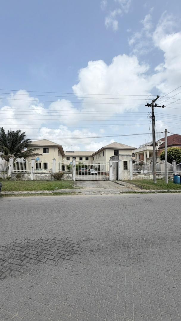 A prime 1,250sqm land parcel with 4 existing terrace units on site.