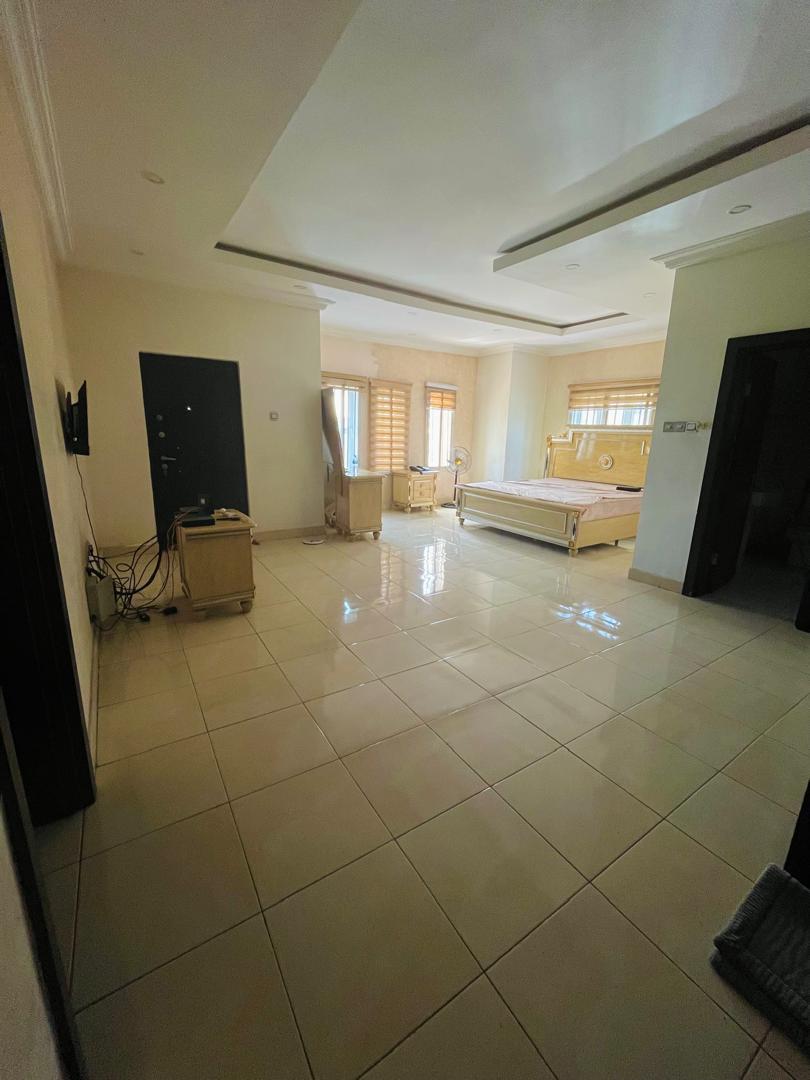 Well maintained 5bedroom fully detached