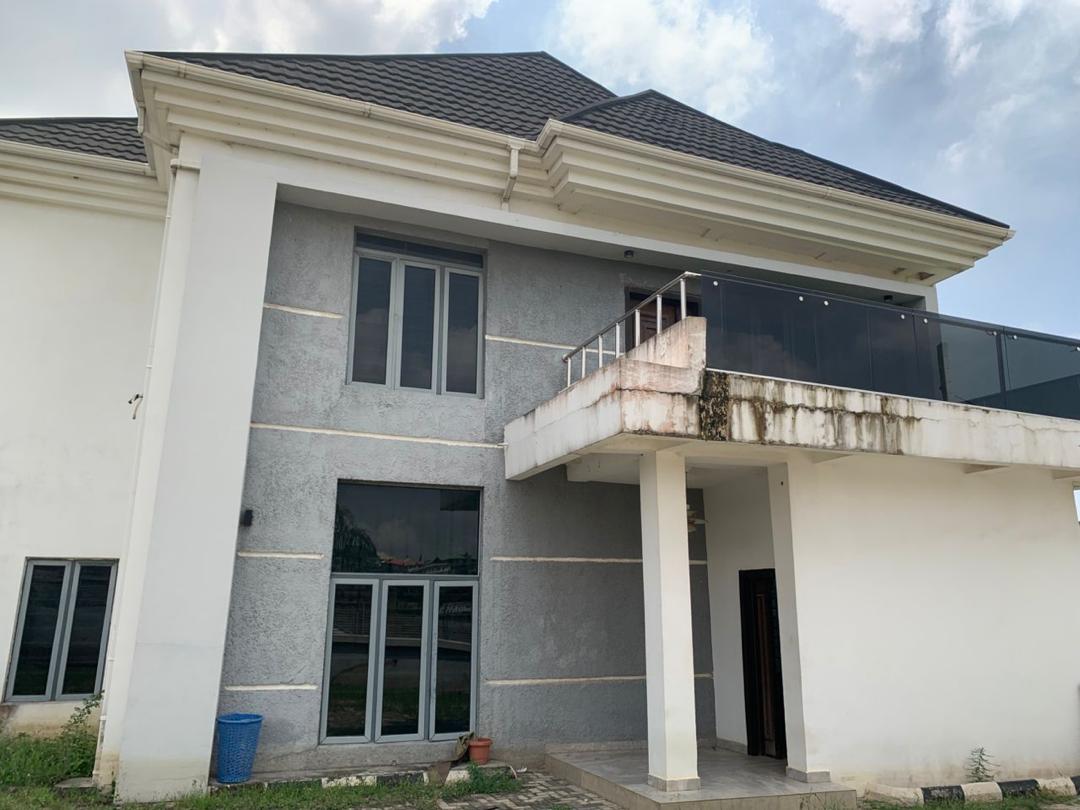 6-Bedroom Fully Detached House