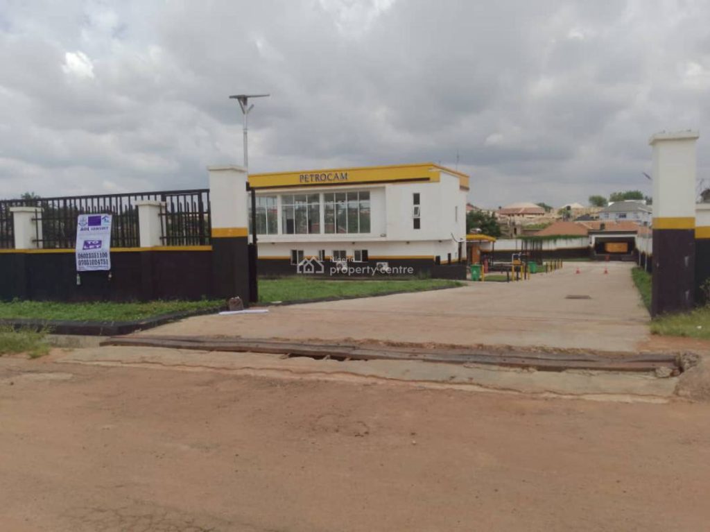 Serviced commercial floor space on the ground floor available to let within Petrocam Gas Station, Agbofieti Apata, Oyo State.