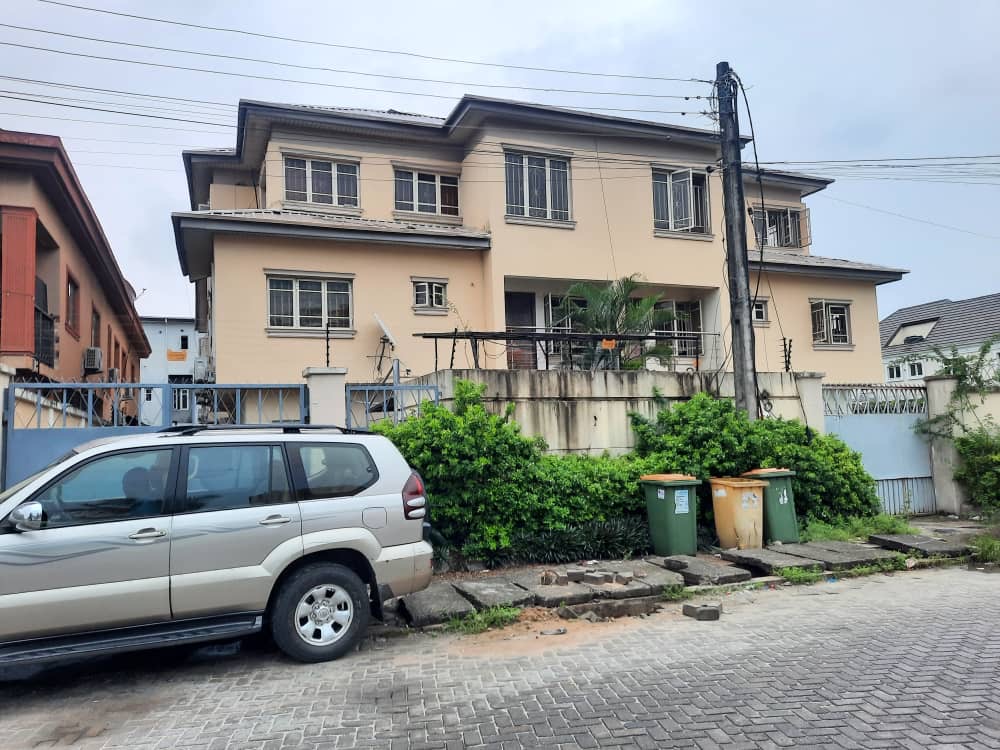 Well maintained five bedroom semi detached duplex